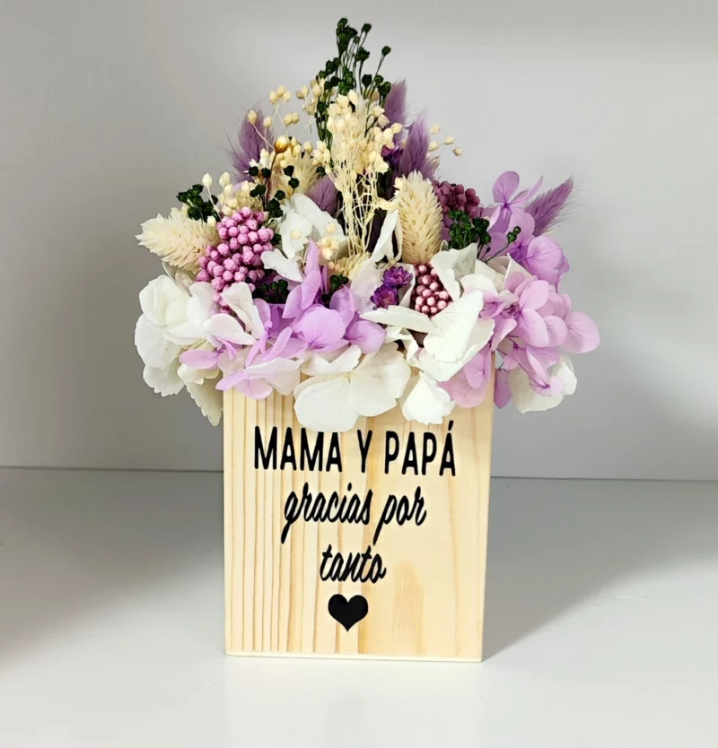 Arreglo floral preservado en caja de madera con mensaje 'Mamá y Papá gracias por tanto