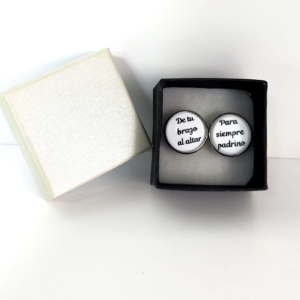 Gemelos personalizados para padrino en caja negra con frases "De tu brazo al altar" y "Para siempre padrino"