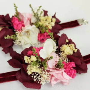 Pulsera para damas de honor con flores preservadas en tonos rojos, rosas y blancos.