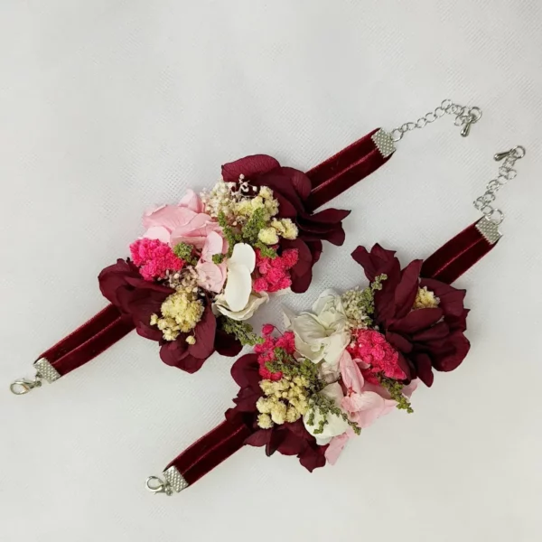 Pulsera para damas de honor con flores preservadas en tonos rojos, rosas y blancos.