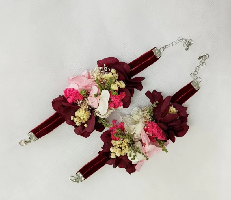 Pulsera para damas de honor con flores preservadas en tonos rojos, rosas y blancos.