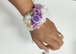 Pulsera para damas de honor con flores preservadas en tonos morados, blancos y beige. Un accesorio elegante y personalizado para bodas.