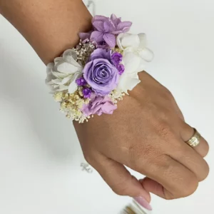 Pulsera para damas de honor con flores preservadas en tonos morados, blancos y beige. Un accesorio elegante y personalizado para bodas.