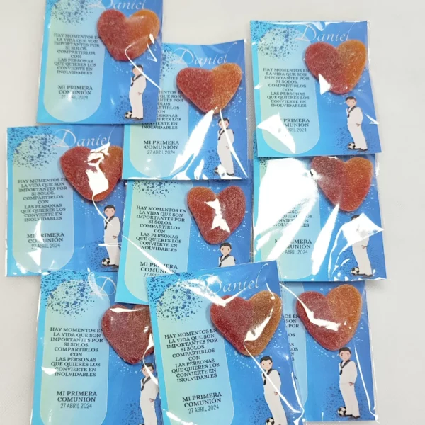 Tarjeta de Comunión con gominola en forma de corazón, ideal para invitados. Un detalle dulce y personalizado para recordar este día especial.