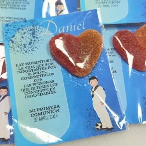 Tarjeta de Comunión con gominola en forma de corazón, ideal para invitados. Un detalle dulce y personalizado para recordar este día especial.