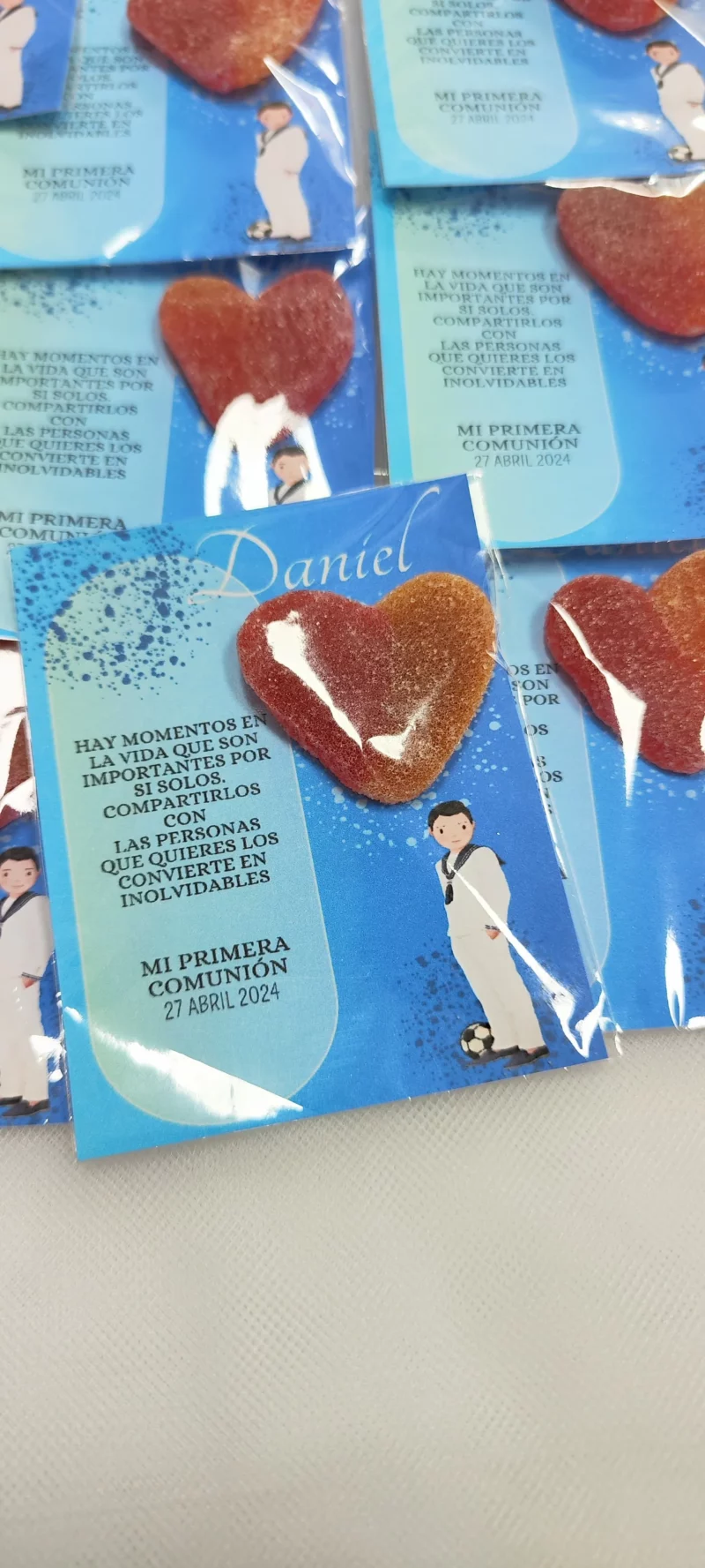 Tarjeta de Comunión con gominola en forma de corazón, ideal para invitados. Un detalle dulce y personalizado para recordar este día especial.