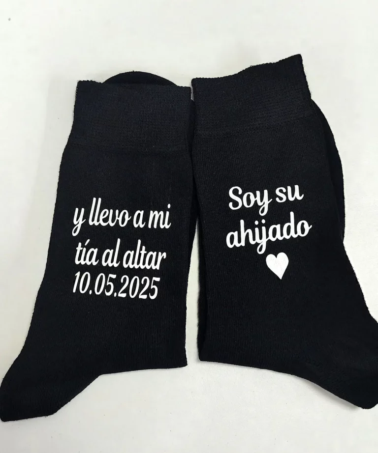 Calcetines negros personalizados con texto Soy su ahijado y corazón, y llevo a mi tía al altar con fecha