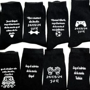 Calcetines negros personalizados para padrino y padre del novio con texto blanco.