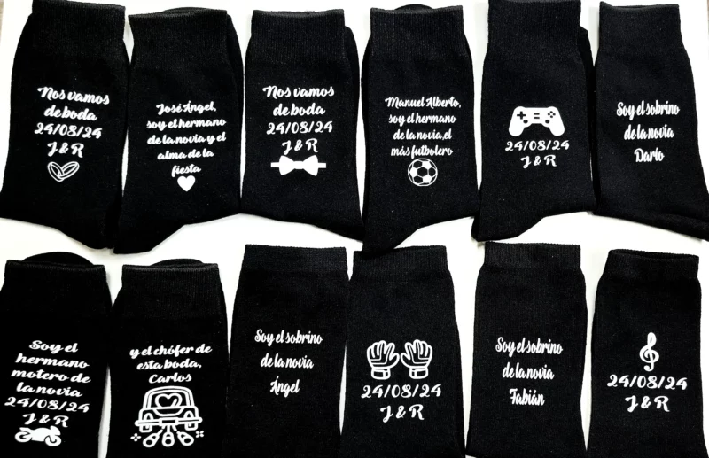 Calcetines negros personalizados para padrino y padre del novio con texto blanco.