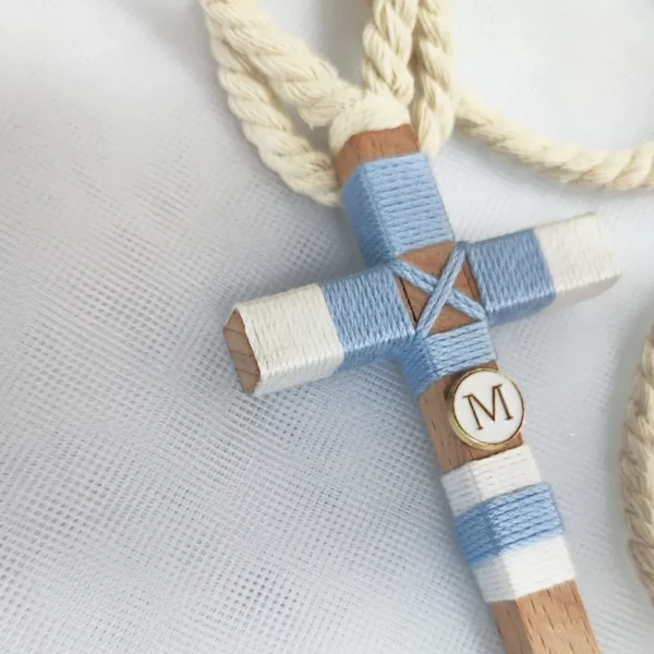 Cruz de madera para primera comunión de niño.