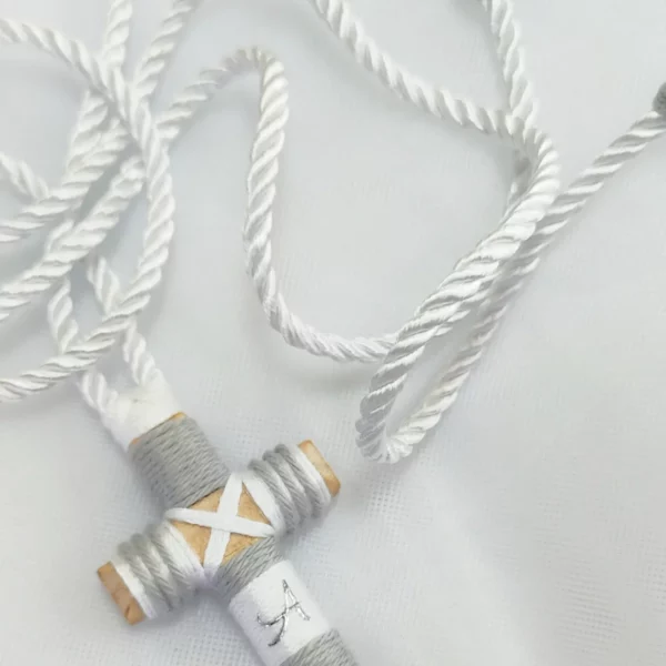 Cruz de madera para primera comunión de niño, tamaño 8 cm, personalizable.