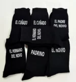 Calcetines negros personalizados para el cuñado y hermano del novio con texto blanco.