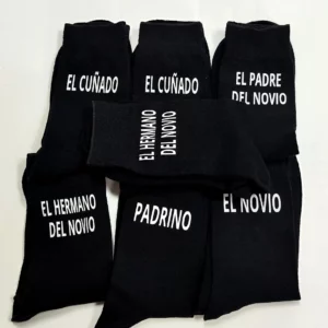 Calcetines negros personalizados para el cuñado y hermano del novio con texto blanco.