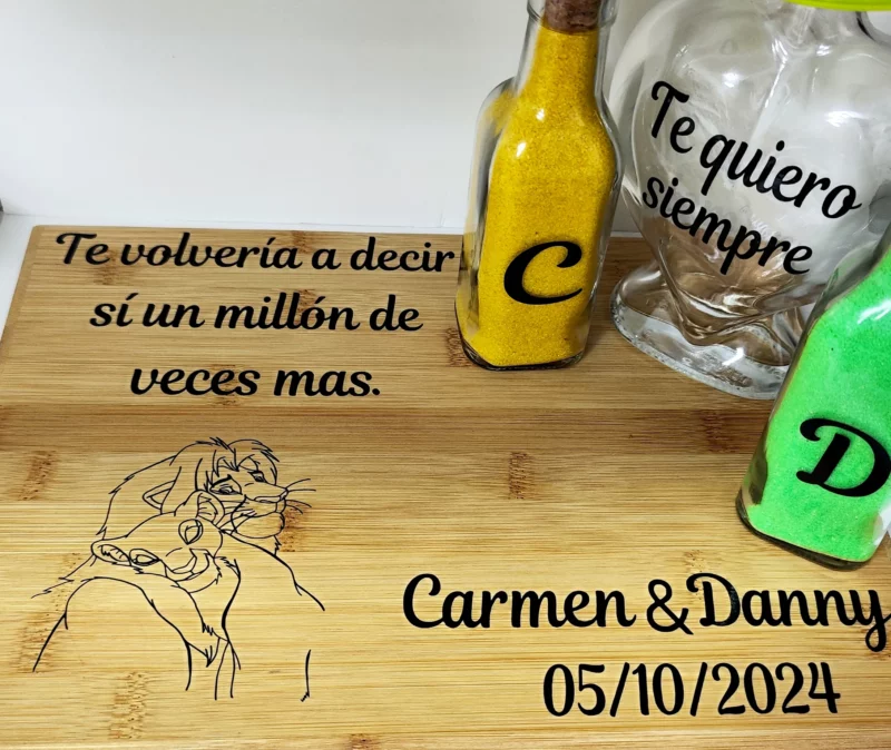 Conjunto de ceremonia de arena personalizado con diseño de Simba y Nala en base de madera.