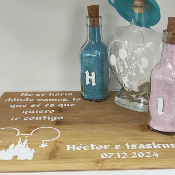 Conjunto de ceremonia de la arena inspirado en Disney, con base de madera y botellas personalizadas