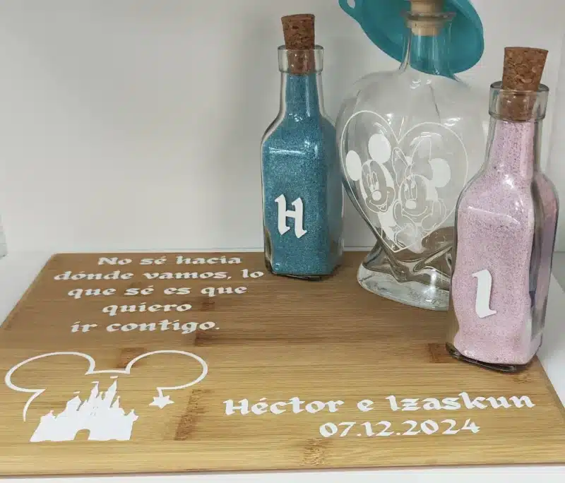 Conjunto de ceremonia de la arena inspirado en Disney, con base de madera y botellas personalizadas