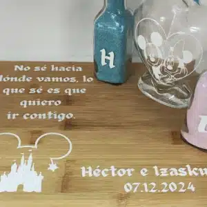 Conjunto de ceremonia de la arena inspirado en Disney, con base de madera y botellas personalizadas