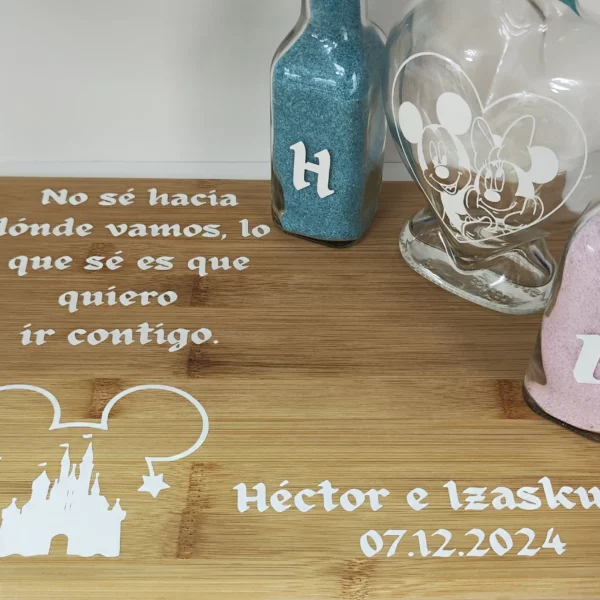 Conjunto de ceremonia de la arena inspirado en Disney, con base de madera y botellas personalizadas