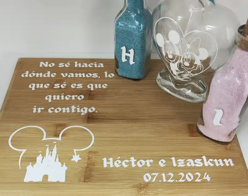 Conjunto de ceremonia de la arena inspirado en Disney, con base de madera y botellas personalizadas