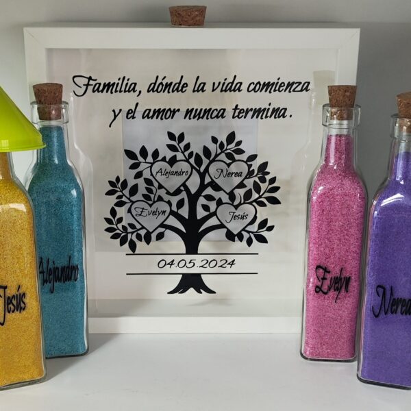 Cuadro ceremonia de la arena con diseño de árbol de la vida y frase 'Familia, donde la vida comienza y el amor nunca termina.' Perfecto para simbolizar la unión familiar en eventos especiales.