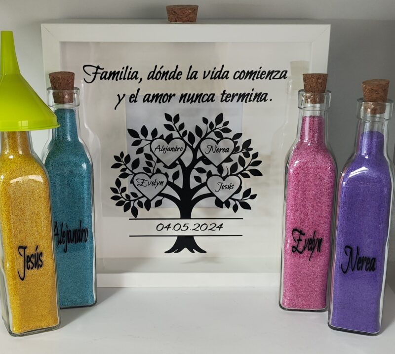 Cuadro ceremonia de la arena con diseño de árbol de la vida y frase 'Familia, donde la vida comienza y el amor nunca termina.' Perfecto para simbolizar la unión familiar en eventos especiales.