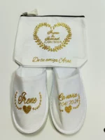 Conjunto personalizado para bodas que incluye neceser y zapatillas con diseño dorado