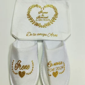 Conjunto personalizado para bodas que incluye neceser y zapatillas con diseño dorado