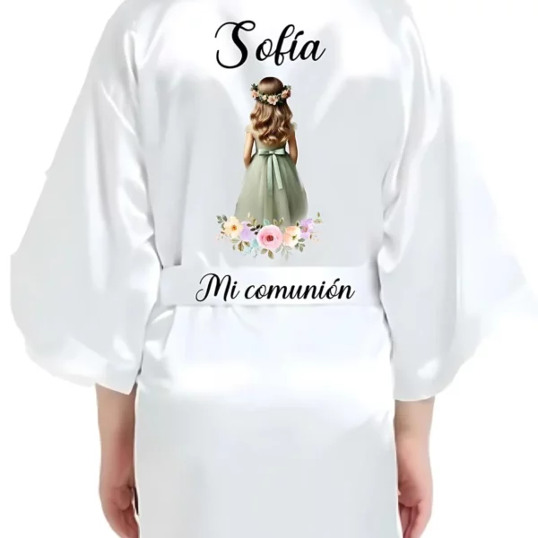 : Bata personalizada para Primera Comunión con DTF y diseño floral.