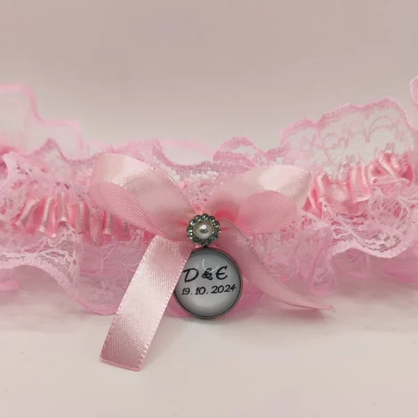 Liga novia personalizada en encaje rosa con colgante