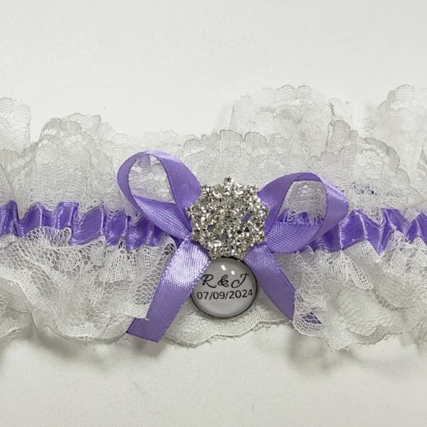 Liga personalizada con encaje blanco y lazo malva para damas de honor y amigas