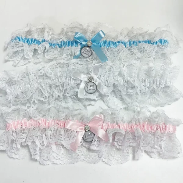 Liga personalizada en encaje blanco con lazo azul, blanco o rosa para boda