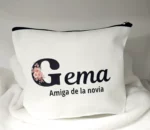 Neceser personalizado para boda con el nombre y título "Amiga de la novia".