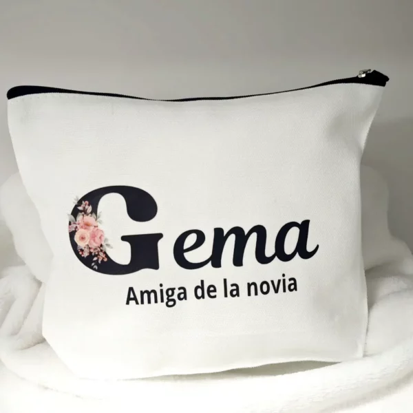 Neceser personalizado para boda con el nombre y título "Amiga de la novia".