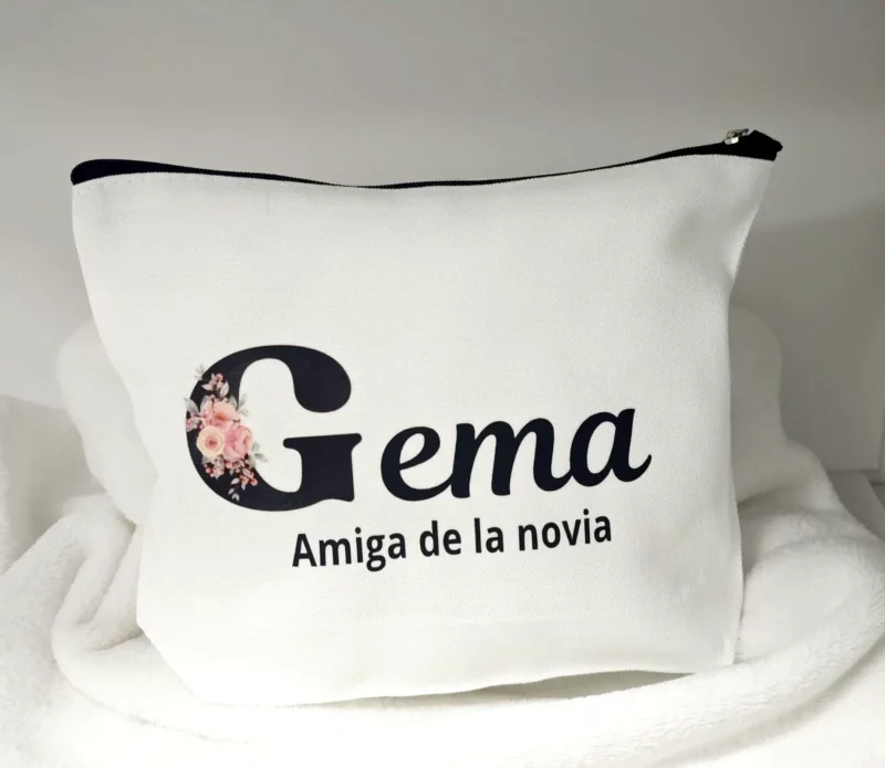 Neceser personalizado para boda con el nombre y título "Amiga de la novia".