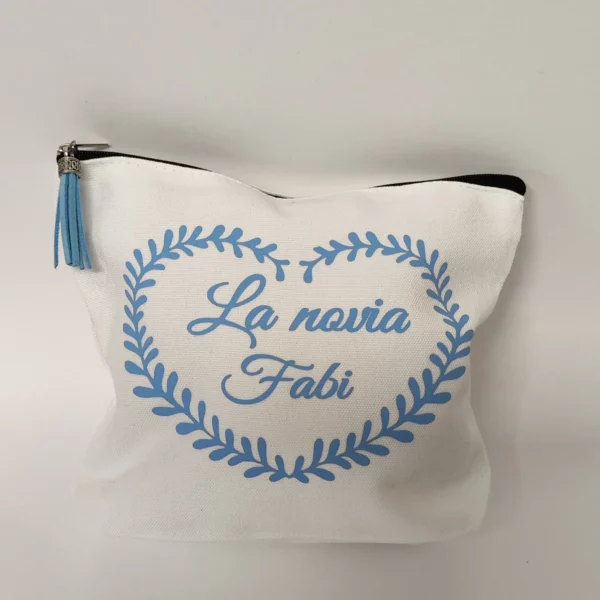 Neceser personalizado para boda con diseño de corazón y nombre.
