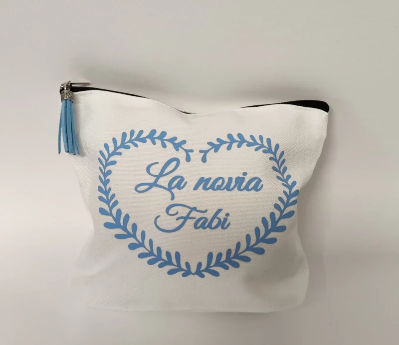 Neceser personalizado para boda con diseño de corazón y nombre.