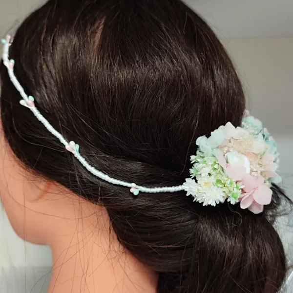 Corona de flores en tonos pastel para primera comunión