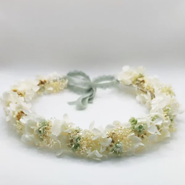 Corona de flores blancas para primera comunión