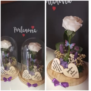 Cúpula de cristal con rosa blanca de látex y corazones de madera personalizados