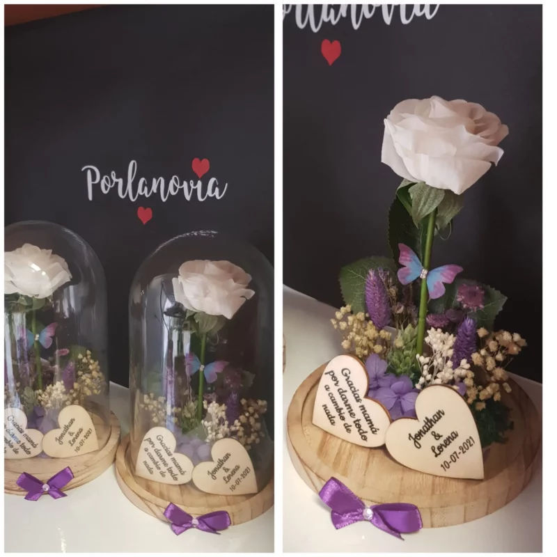 Cúpula de cristal con rosa blanca de látex y corazones de madera personalizados