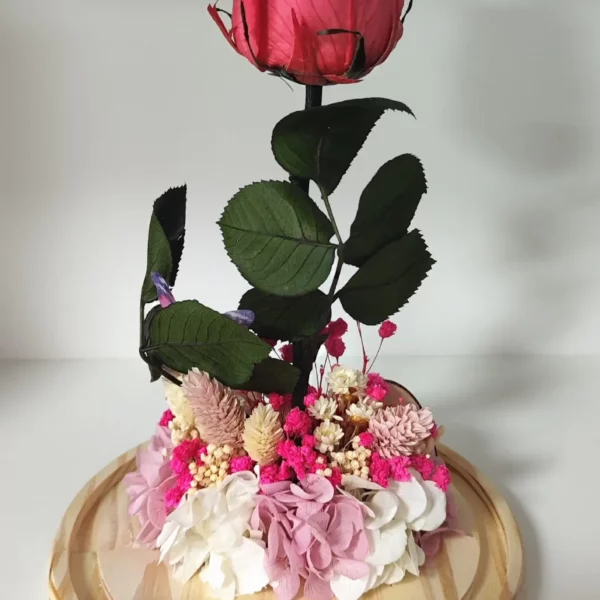 Cúpula de cristal con rosa preservada y corazones personalizados
