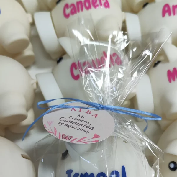 Hucha personalizada de comunión, diseño de cerdito blanco con nombre y fecha.