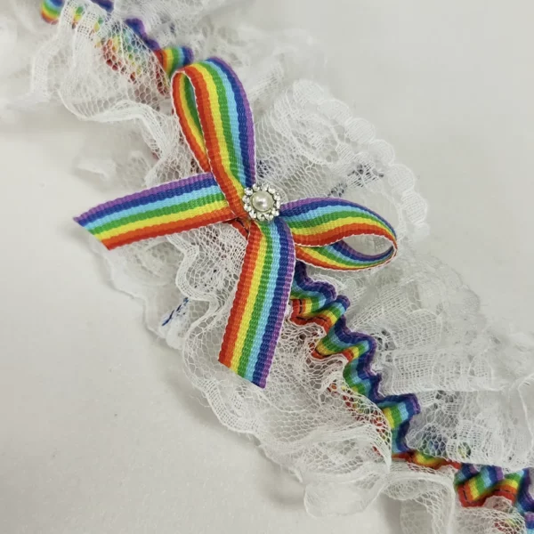 Liga de novia personalizada con encaje blanco y lazo arcoíris.