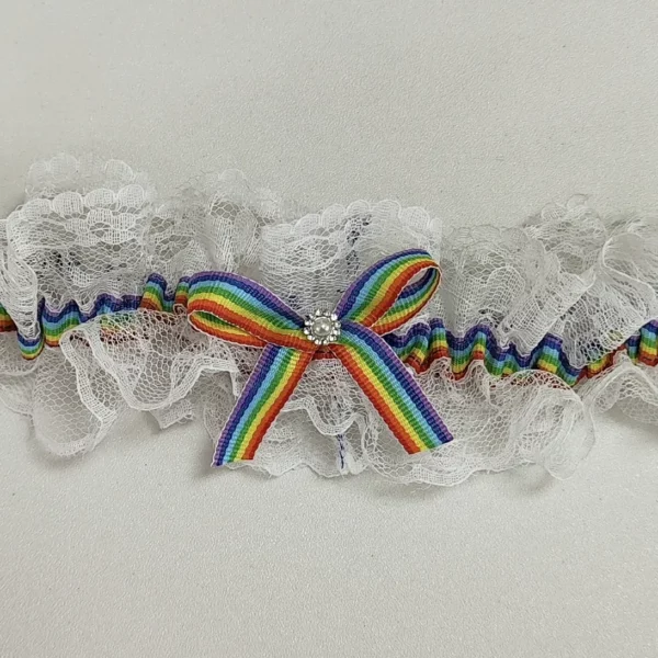 Liga de novia personalizada con encaje blanco y lazo arcoíris.