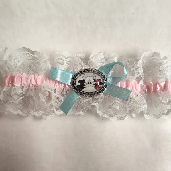 Liga de novia con encaje blanco, lazo rosa y camafeo de Minnie y Mickey.