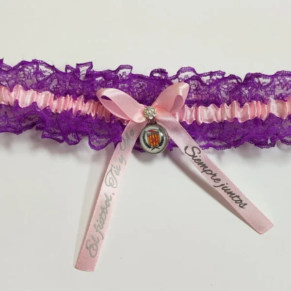 Liga de novia personalizada con encaje morado, cinta rosa y camafeo con el escudo del equipo favorito