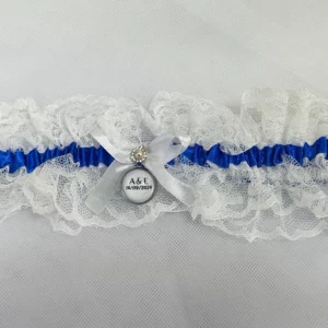 Liga de novia personalizada con encaje blanco, cinta azul y camafeo personalizable.