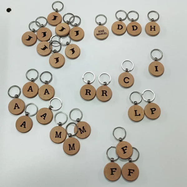 Llavero personalizado para comunión con madera grabada e inicial. Presentado en bolsitas individuales.