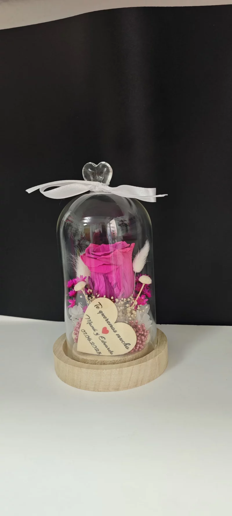 Mini cúpula de cristal con rosa preservada y corazón personalizado