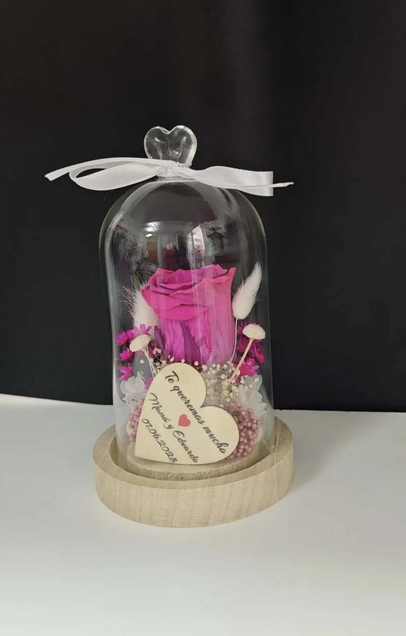 Mini cúpula de cristal con rosa preservada y corazón personalizado